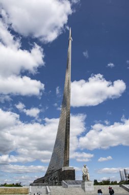Moskova 'daki kozmonotlar sokağındaki uzayı fethedenlerin anıtı.