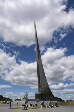 Moskova 'daki kozmonotlar sokağındaki uzayı fethedenlerin anıtı.