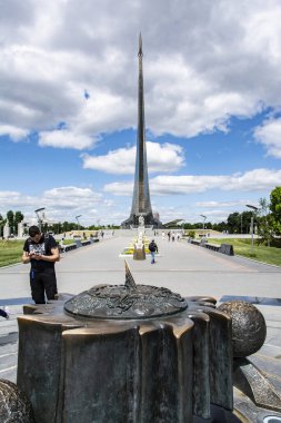 Moskova 'daki kozmonotlar sokağındaki uzayı fethedenlerin anıtı.