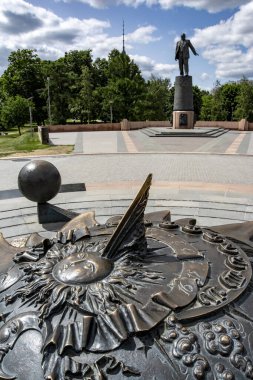 Kozmonotlar Bulvarı 'ndaki Sergei Pavlovich Korolev anıtı. Ön planda bronz bir güneş saati var.