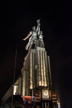 Mukhina işçisi ve kolektif çiftçinin ölümsüz heykeli. Moskova. VDNH. Çaylak Mira.