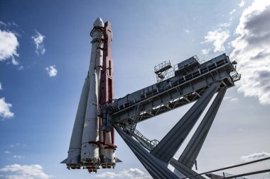 Dünyanın ilk kozmonotu Gagarin 'i uzaya çıkaran Vostok uzay aracı. Yerleşimi Moskova 'daki VDNH' nin merkezinde, Kosmos pavyonunun önünde duruyor.