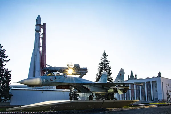 Dünyanın ilk kozmonotu Gagarin 'i uzaya çıkaran Vostok uzay aracı. Planı şimdi Moskova 'daki VDNH' nin merkezinde, Kosmos pavyonunun önünde duruyor. Füzenin hemen önünde bir SU-27 uçağı var.