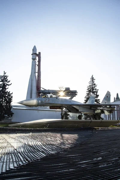 Dünyanın ilk kozmonotu Gagarin 'i uzaya çıkaran Vostok uzay aracı. Planı şimdi Moskova 'daki VDNH' nin merkezinde, Kosmos pavyonunun önünde duruyor. Füzenin hemen önünde bir SU-27 uçağı var.