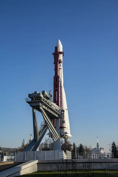 Dünyanın ilk kozmonotu Gagarin 'i uzaya çıkaran Vostok uzay aracı. Yerleşimi Moskova 'daki VDNH' nin merkezinde, Kosmos pavyonunun önünde duruyor.