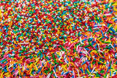 Paskalya pastasını süslemek için şekerler. Paskalya için şeker işemesi.