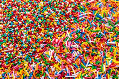 Paskalya pastasını süslemek için şekerler. Paskalya için şeker işemesi.