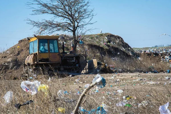 Ein Traktor Arbeitet Auf Einer Städtischen Mülldeponie Müllhalde Der Stadt — Stockfoto