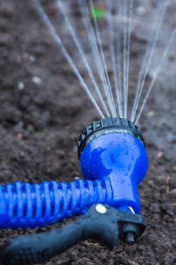 Yeşil çimenleri sulayan çim püskürtücü. 