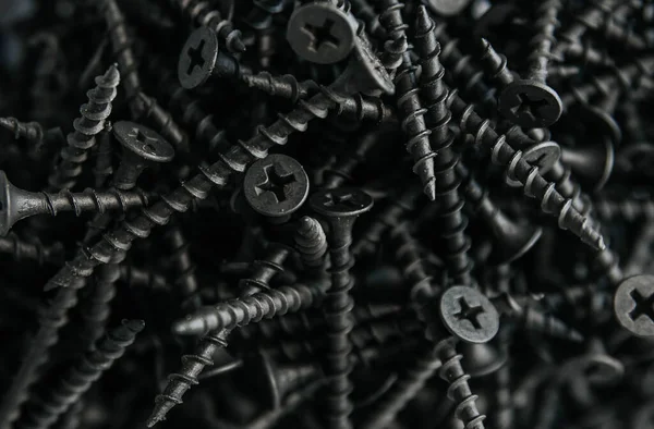  Tam çerçeve desenli arkaplan - yakın planda yeni metal vidalar yığını 