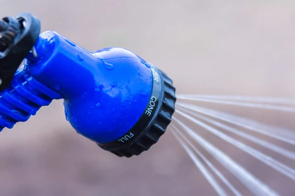 Yeşil çimenleri sulayan çim püskürtücü. 