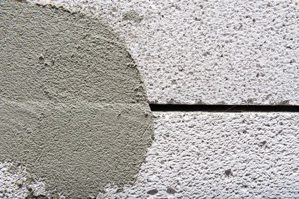 İnşaat blokları arasında çimento dikişi