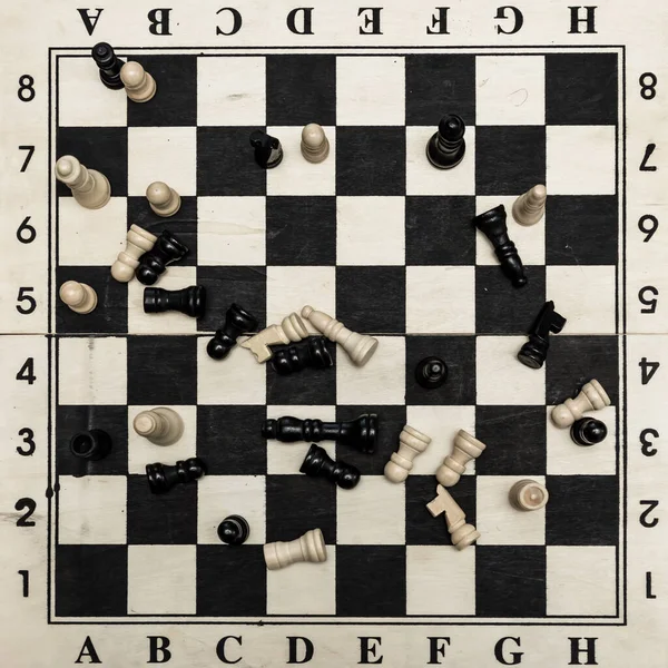 Parçalı satranç tahtası. Satranç oyunu