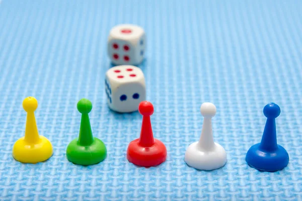 Masa oyunu konsepti. Zarlar, çipler, mavi arkaplan figürleri.