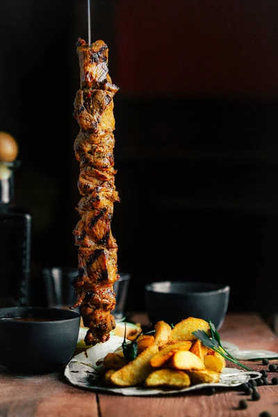 Domuz kebabı ve patates kızartması.