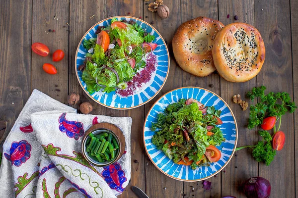 Mavi tabakta fındık soslu Gürcü salatası