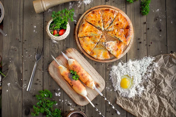 Ahşap masada Gürcistan ulusal yemeği Khachapuri