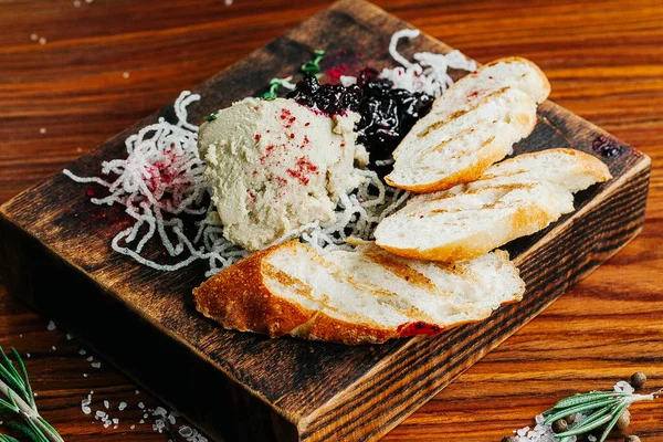 Tahta bir masanın üstünde oturan bir ezme