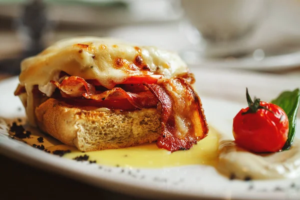 Bir tabak Croque Monsieur 'e yakın çekim.