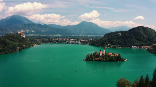 Sur le lac de Bled surplombant l'île et les montagnes — Video