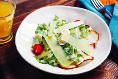 Beyaz tabakta Sezar salatası.