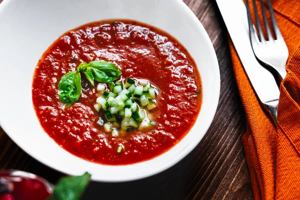 Masada bir tabak gazpacho.