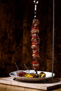 Dikey süspansiyonlu lezzetli bir kebap. 