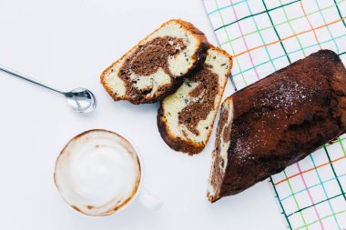 Bir dilim çikolatalı pasta.