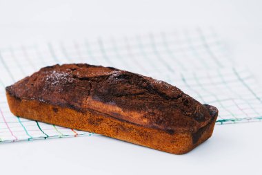 Peçetenin üstünde çikolatalı pasta.