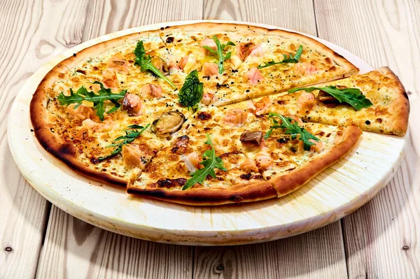 Tahta bir masanın üzerinde pizza marinara sosu.