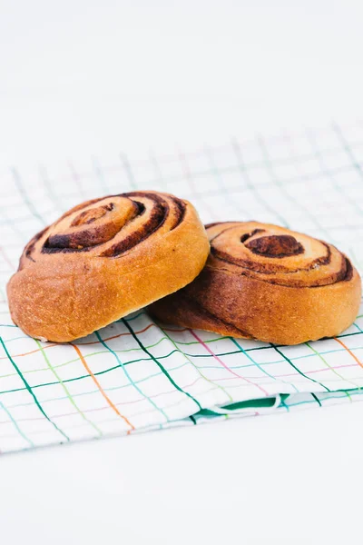 Beyaz peçetede tarçınlı çörek