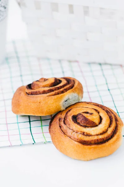 Um pão de canela em um guardanapo no branco — Fotografia de Stock