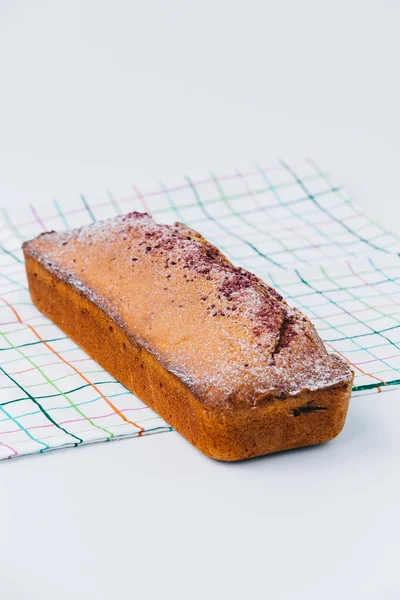 Masanın üstünde duran bir parça tarçınlı kek.