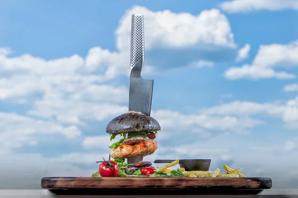 Suyun önünde yakın plan bir hamburger.