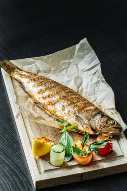 Bir tabak deniz kabuğu yakın plan.