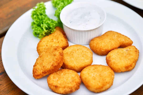 Talerz kurczaka nuggets na stole — Zdjęcie stockowe