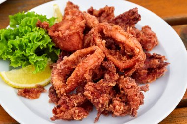 Bir tabak dolusu kızarmış mürekkep balığı.