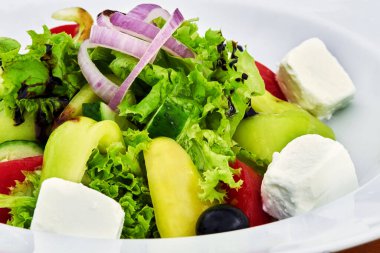 Tabakta yemek, Yunan salatasının yanında