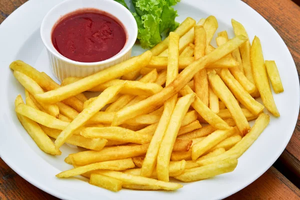 Tabakta patates kızartması ve patates kızartması.