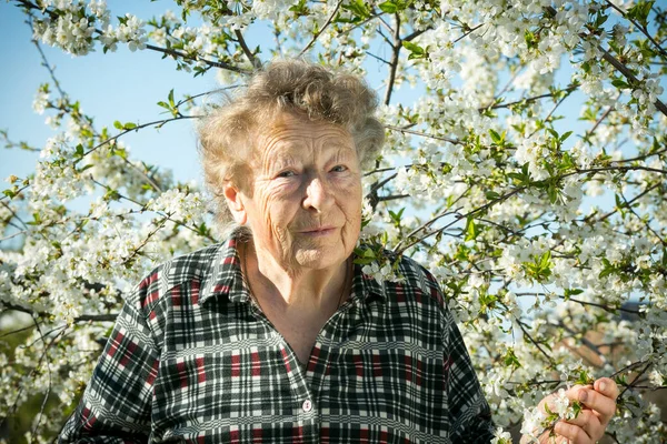 Emozioni Positive Una Bella Donna Anziana Mentre Visita Giardino Uno — Foto Stock