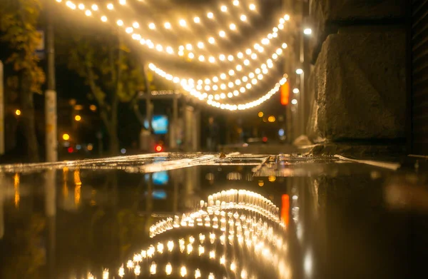 Rozważanie Girlandy Świąteczne Oświetlenie Jesiennej Nocy Deszczowa Pogoda Kałuży — Zdjęcie stockowe