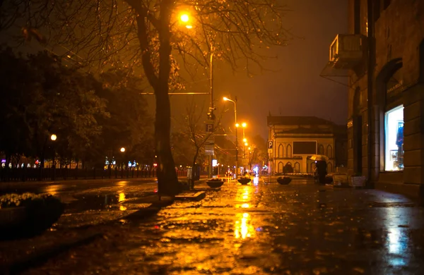 Ciemnożółty Wieczorem Ulica Jesienią Deszczowa Pogoda — Zdjęcie stockowe