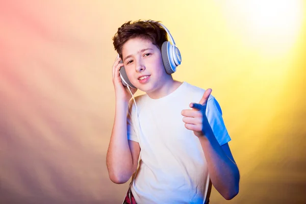 Emotionen Und Freude Eines Jungen Mannes Beim Hören Seiner Lieblingsmusik — Stockfoto