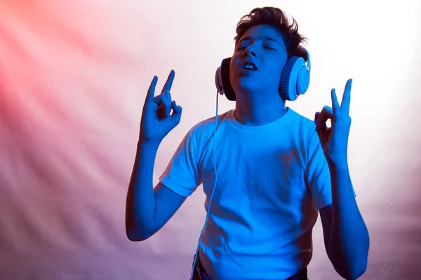 Emocje Radość Młodego Człowieka Słuchając Jego Ulubionej Muzyki Zdjęcie Młodego — Zdjęcie stockowe