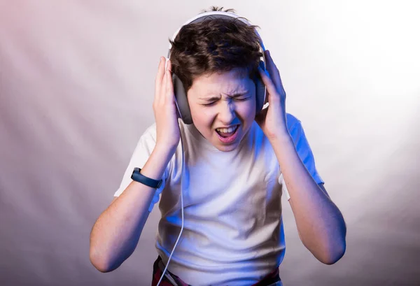 Emociones Alegría Joven Mientras Escucha Música Favorita Foto Joven Con —  Fotos de Stock