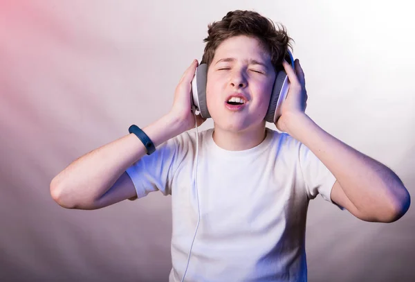 Egy Fiatalember Érzelmei Öröme Miközben Kedvenc Zenéjét Hallgatja Fénykép Egy — Stock Fotó