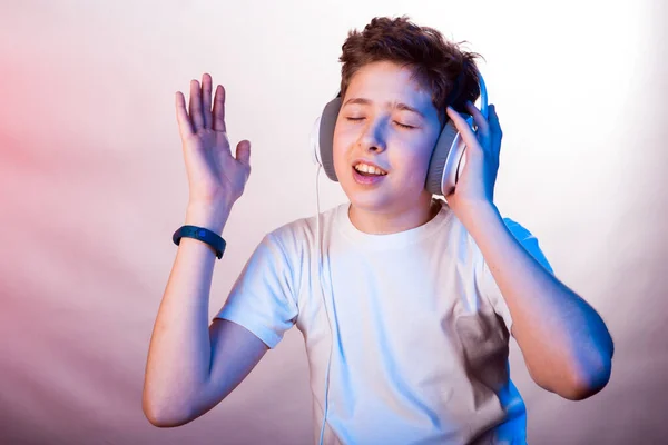 남자가 음악을 들으면서 느끼는 즐거움 티셔츠를 남성의 보라색 색조의 배경에 — 스톡 사진