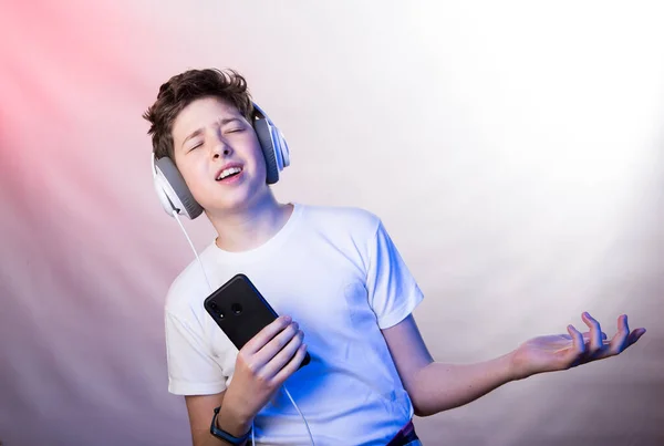 Sevdiği Müziği Kulaklıkla Cep Telefonu Kullanarak Dinleyen Genç Bir Adamın — Stok fotoğraf
