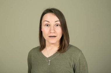 Hoş bir sohbet sırasında genç ve güzel bir bayanın duyguları.