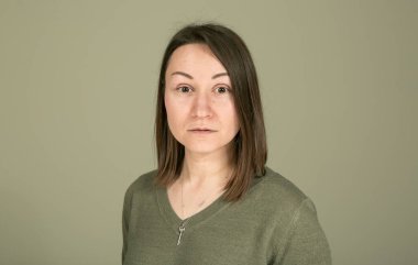 Hoş bir sohbet sırasında genç ve güzel bir bayanın duyguları.